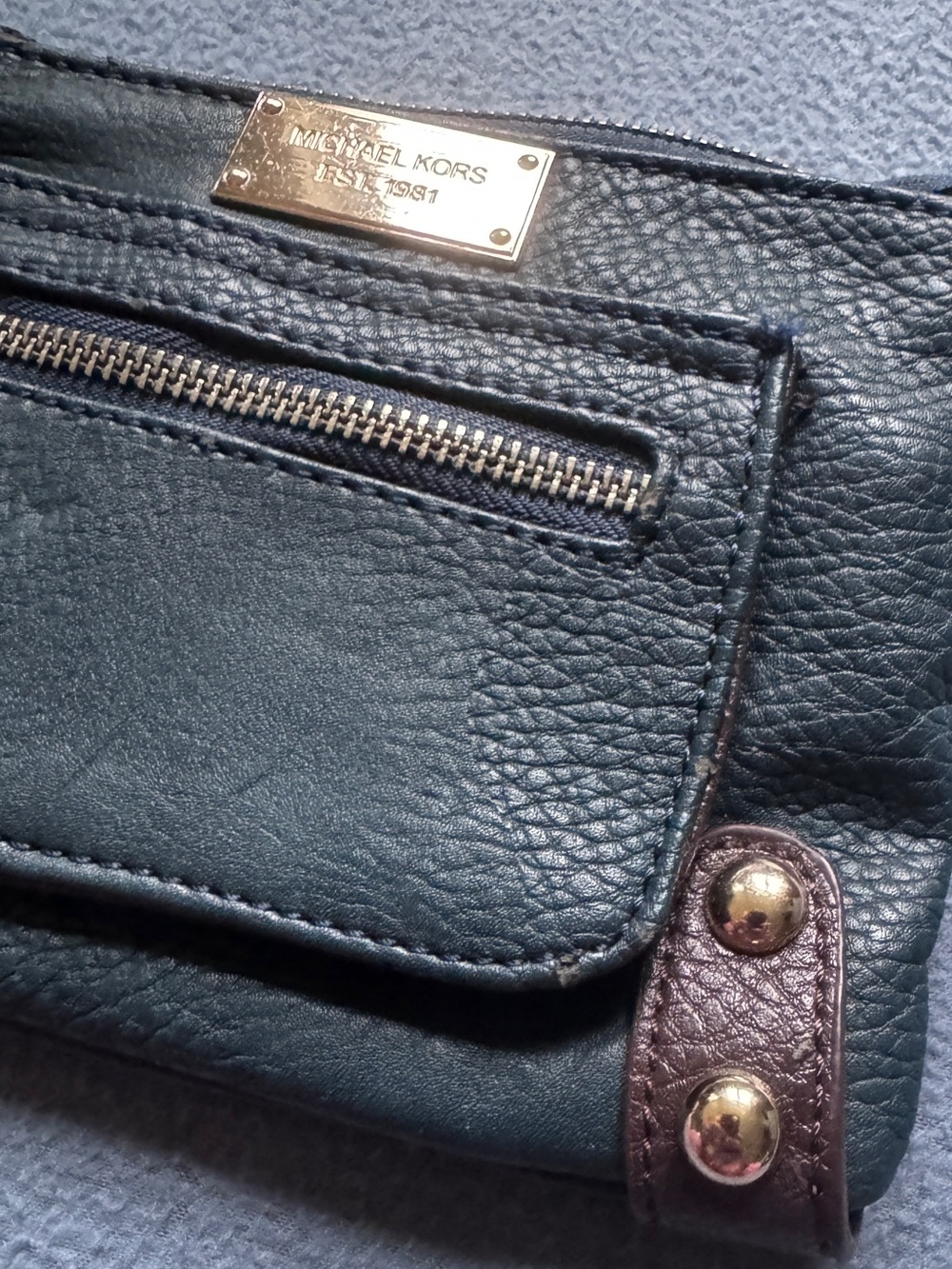 New Michael Kors Navy Pebbled Leather Wristlet with Gold Plaque - Picture 3 of 9